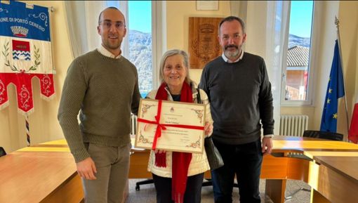 Il sindaco di Porto Ceresio, Marco Prestifilippo, la consegna la benemerenza (foto Comune di Porto Ceresio) Il sindaco di Porto Ceresio, Marco Prestifilippo, la consegna la benemerenza (foto Comune di Porto Ceresio)