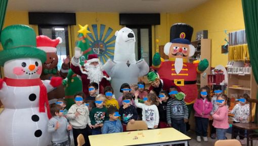 La banda dei papà Babbo Natale con i bambini dell'asilo