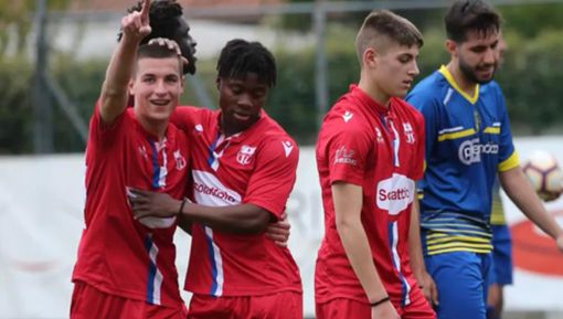 Varesina, la festa continua con i suoi giovani (foto Enrico Scaringi) Varesina, la festa continua con i suoi giovani (foto Enrico Scaringi)