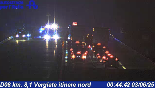 I soccorsi sul luogo dell'incidente (foto dalla webcam di Autostrade per l'Italia)