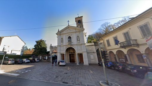 Piazza Giovanni XXIII, in centro a Induno Olona Piazza Giovanni XXIII, in centro a Induno Olona