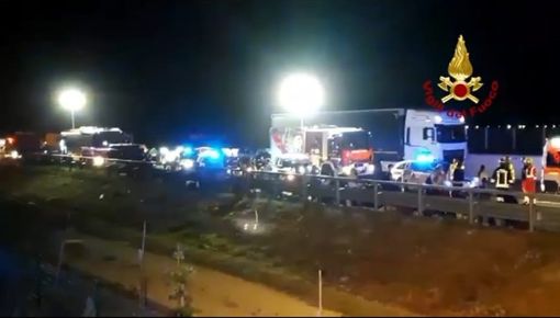 Le immagini dell'incidente di venerdì sera in A4 tra un pullman e un tir