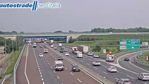 I soccorsi sul luogo dell'incidente (foto dalle webcam di Autostrade per l'Italia) I soccorsi sul luogo dell'incidente (foto dalle webcam di Autostrade per l'Italia)