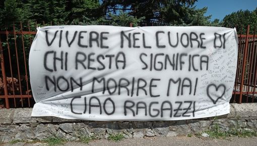 Lo striscione appeso a Brenno Useria in ricordo di Christian Lo striscione appeso a Brenno Useria in ricordo di Christian