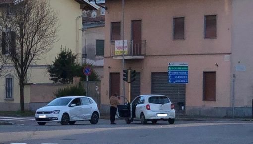 FOTO. Interruzione elettrica, poi il guasto: semafori ko e incidente all’incrocio FOTO. Interruzione elettrica, poi il guasto: semafori ko e incidente all’incrocio