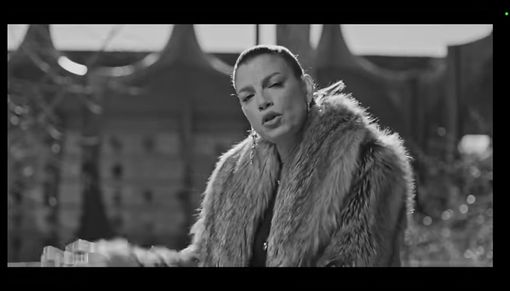 Il video al cimitero fa ancora discutere. Famiglia Cristiana: «Non è il palco dell’Ariston»