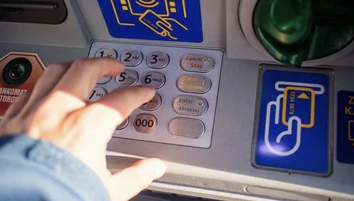 Saronno, truffa al bancomat: anziano derubato