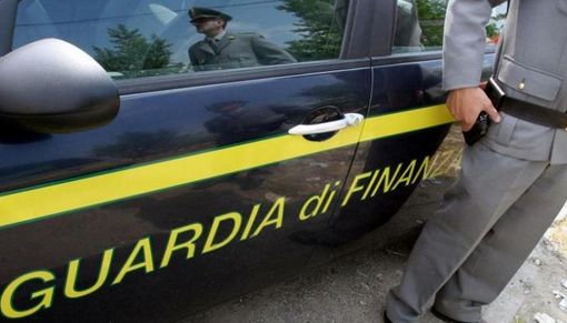 Voleva comprare un'auto da 100 mila euro con un assegno falso, arrestato dalla Finanza