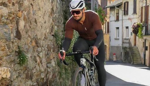 Cosa ci fa un canadese in bicicletta a Varese? Semplice, gioca a hockey Cosa ci fa un canadese in bicicletta a Varese? Semplice, gioca a hockey