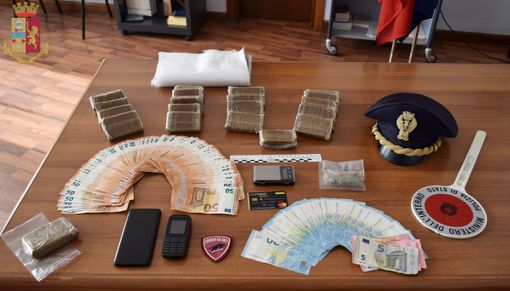 In casa aveva 22 panetti di hashish e cinquemila euro in contati: incensurato arrestato dalla polizia di Gallarate In casa aveva 22 panetti di hashish e cinquemila euro in contati: incensurato arrestato dalla polizia di Gallarate