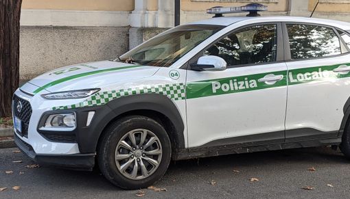 Scappa dopo un incidente, rintracciato dalla polizia locale per fuga e denunciato per omissione di soccorso