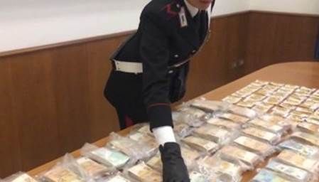 Parte del denaro sequestrato dai carabinieri di Busto Arsizio