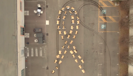 I volontari della onlus "Eleonora Cocchia Vivere a Colori" hanno ricreato il nastro d'oro, simbolo della lotta contro il cancro infantile.