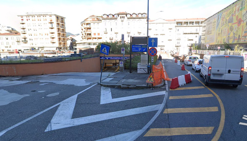 Via Spinelli chiusa per mettere in sicurezza l'ex Caserma e l'autosilo fa causa al Comune