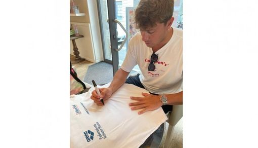 Nicolò Martinenghi per Il Ponte del Sorriso: il kit del campione all’asta per regalare una marcia in più Nicolò Martinenghi per Il Ponte del Sorriso: il kit del campione all’asta per regalare una marcia in più