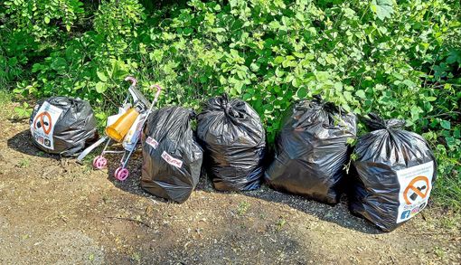 Strade Pulite, attorno a Malpensa recuperati plastica, un passeggino e... bottiglie di urina