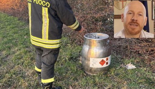 I vigili del fuoco con il fustino e il sindaco Baroffio I vigili del fuoco con il fustino e il sindaco Baroffio