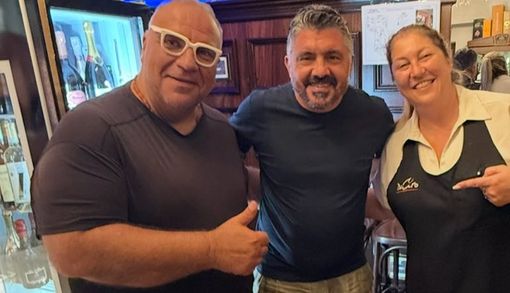 Gattuso tra Ciro e Antonella ieri sera nel ristorante pizzeria di Gallarate Gattuso tra Ciro e Antonella ieri sera nel ristorante pizzeria di Gallarate