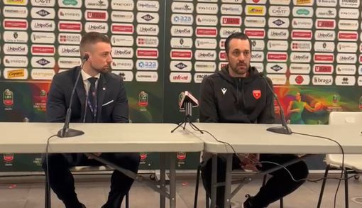 Coach Matt Brase, a destra