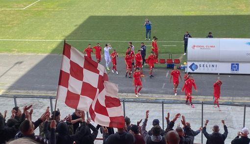Banfi raddoppia su rigore e fa festa con la panchina sotto la curva biancorossa Banfi raddoppia su rigore e fa festa con la panchina sotto la curva biancorossa