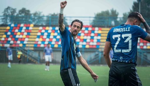 Denni Scapinello, 29 anni il prossimo 23 novembre, capitano e simbolo della Solbia e di chi ama il calcio (foto Solbiatese Calcio 1911)