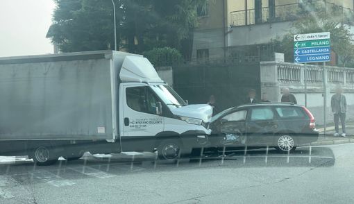 Incidente frontale in via XX Settembre a Busto, soccorsi in azione
