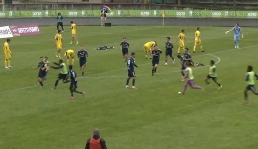 Varesina di nuovo avanti. L'esultanza dopo il gol di Manicone