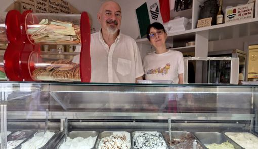 Paolo e Anita nella gelateria Gioria di piazza Carducci a Varese Paolo e Anita nella gelateria Gioria di piazza Carducci a Varese