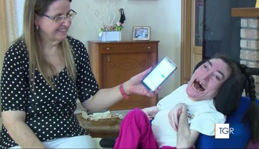 Mamma Concettina fa ascoltare la voce di Laura Pausini alla sua Mariangela, che sorride. Mariangela se ne è andata a 33 anni per colpa del Covid perché non le è stata considerata alcuna priorità per la vaccinazione Mamma Concettina fa ascoltare la voce di Laura Pausini alla sua Mariangela, che sorride. Mariangela se ne è andata a 33 anni per colpa del Covid perché non le è stata considerata alcuna priorità per la vaccinazione