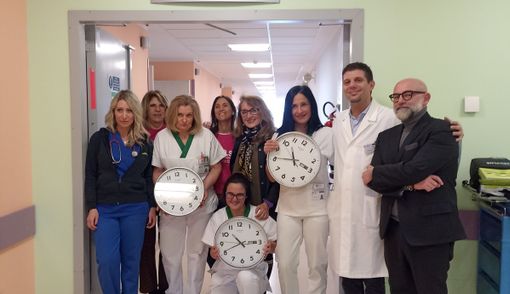 Che differenza può fare un orologio da parete. Il senso della donazione di Caos Varese alla Medicina dell'Ospedale di Circolo