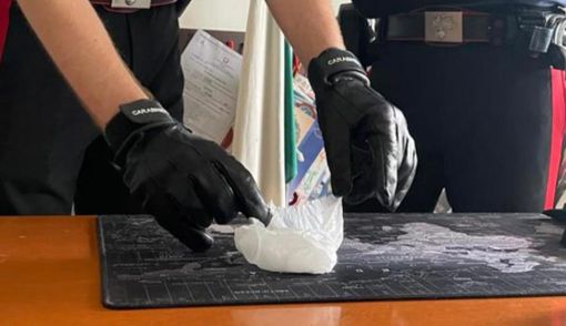 A spasso con la cocaina nella borsetta: arrestata dai carabinieri a Cassano Magnago