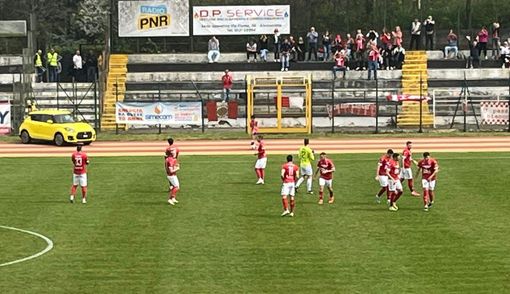 Applausi tra i fedelissimi di Passione Biancorossa e la squadra a Tortona