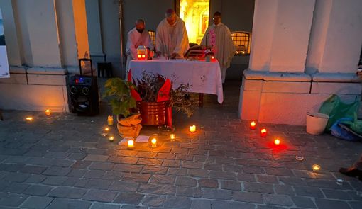 Giornata della Terra: via i rifiuti e poi la messa a lume di candela a Busto Giornata della Terra: via i rifiuti e poi la messa a lume di candela a Busto