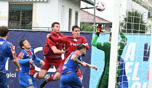 Mapelli, a destra vicino a Cosentino, ha appena scaraventato in gol il pallone che riapre la partita (Foto Agenzia Blitz - Varesina Calcio)