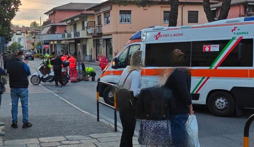 FOTO. Scontro tra un'auto e uno scooter: a Besozzo arriva l'elisoccorso, feriti marito e moglie