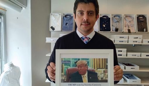 Matteo Petullo nella sua bottega con la foto di Donald Trump che indossa la camicia realizzata appositamente per lui Matteo Petullo nella sua bottega con la foto di Donald Trump che indossa la camicia realizzata appositamente per lui