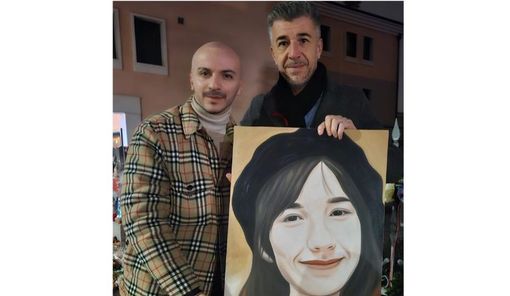 Alfonso Restivo consegna il ritratto di Giulia a papà Gino: «Abbiamo pianto e ci siamo abbracciati»