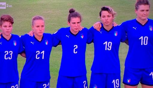 L'Italia femminile ha giocato in diretta su Rai2: qui il momento dell'inno con la nostra Valentina Bergamaschi abbracciata alle compagne L'Italia femminile ha giocato in diretta su Rai2: qui il momento dell'inno con la nostra Valentina Bergamaschi abbracciata alle compagne