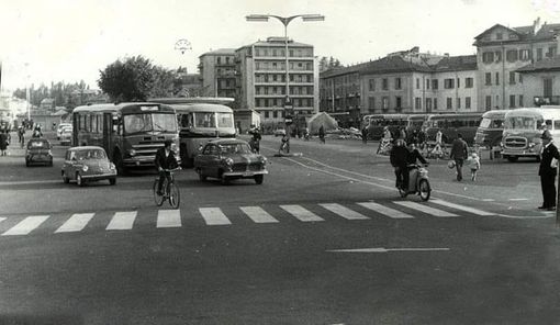 La fermata degli autobus di piazzale Kennedy torna al passato. Capolinea di fronte alla stazione Fs, come era una volta