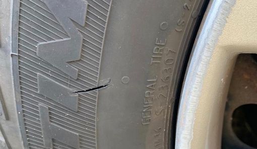 Arcisate, vandali scatenati: tagliati i copertoni a dieci auto in sosta Arcisate, vandali scatenati: tagliati i copertoni a dieci auto in sosta