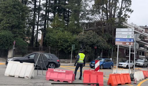 La polizia locale controlla la circolazione alla nuova rotonda di largo Flaiano