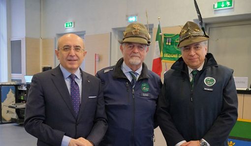Il presidente della sezione di Varese del Gruppo Alpini incontra il Prefetto