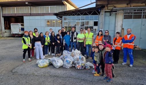 I partecipanti alla seconda Giornata Ecologica di Besano (foto dal profilo del sindaco Leslie Mulas)