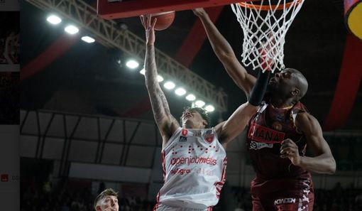 Scott Ulaneo stoppato da Mfiondu Kabengele (foto Fabio Averna)