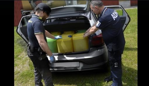 Guardia di Finanza e Agenzia delle Dogane sequestrano bidoni di gasolio al confine tra Italia e Svizzera