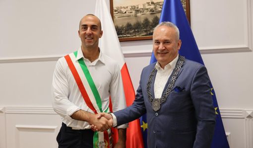 Marco Prestifilippo con Mirosław Karolczuk, sindaco di Augustòw (foto Comune di Porto Ceresio)
