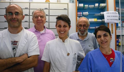 Da sinistra: Sebastiano Segalla, il magazziniere Franco, Lilla Segalla, Antonio Segalla e la magazziniera Manuela Da sinistra: Sebastiano Segalla, il magazziniere Franco, Lilla Segalla, Antonio Segalla e la magazziniera Manuela