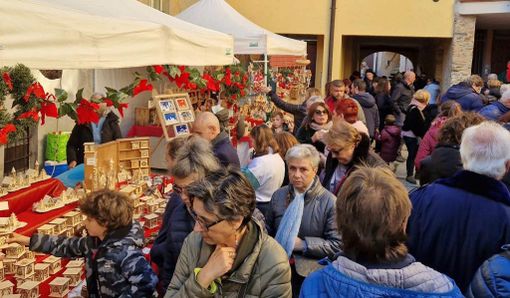 Si accendono le luci di Natale con 120 espositori nelle magiche viuzze della Rasa: dai bus navetta ai ristori, ecco come immergersi nell'atmosfera delle feste
