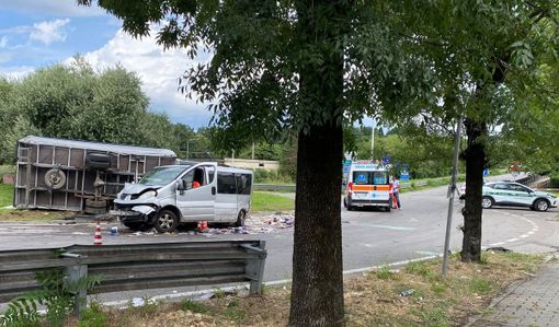 FOTO. Busto, incidente in via per Fagnano. Autocarro ribaltato e traffico in tilt FOTO. Busto, incidente in via per Fagnano. Autocarro ribaltato e traffico in tilt