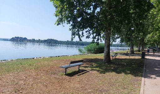 Il lungolago di Gavirate